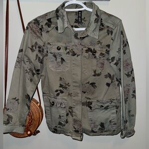 Design Lab ‘floral camo green’ light jacket size small
